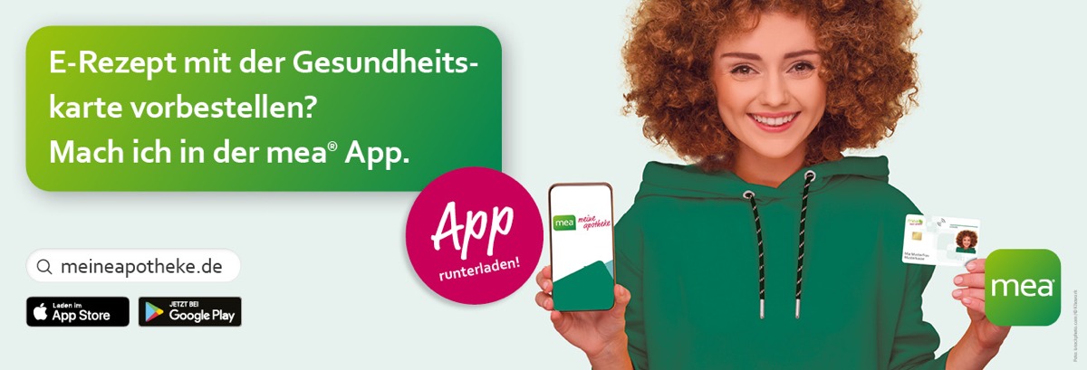 Junge Frau hält Smartphone mit mea® App und ihre Gesundheitskarte hoch. Text: „E-Rezept mit der Gesundheitskarte vorbestellen? Mach ich in der mea® App. App jetzt herunterladen.“