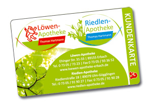 Kundenkarte der Riedlen- und Löwen-Apotheke mit Kontaktdaten der beiden Standorte in Ulm-Gögglingen und Erbach sowie dem Hinweis auf Inhaber Apotheker Thomas Hartmann.